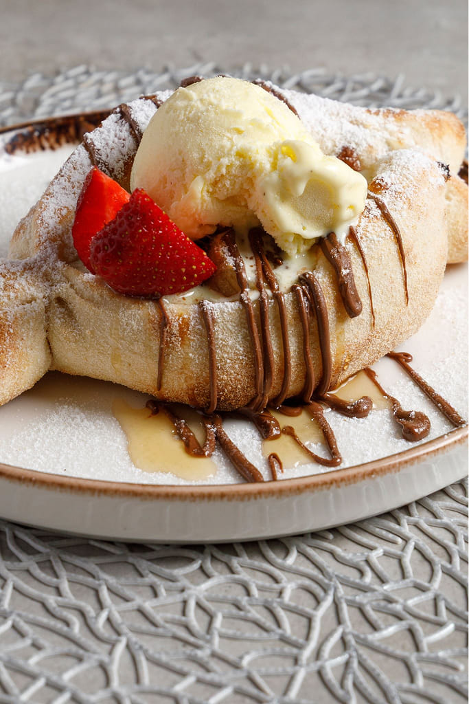 Detalle de uno de nuestros postres caseros, con helado y fruta fresca
